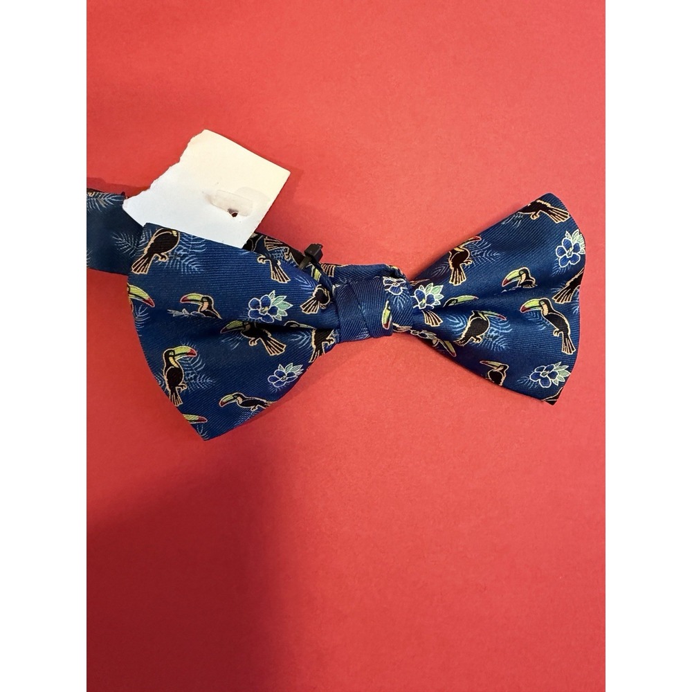NWT Men's American Lifestyle Toucan & Flowers Pre-tied Bow Tie/ Navy Background